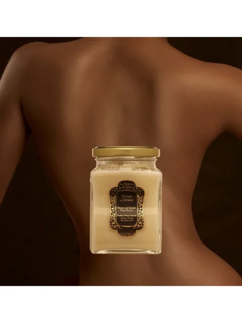 LA SULTANE DE SABA VOYAGE EN ORIENT SHEA BUTTER – GINTARAS, MUSKUSAS, SANTALMEDIS – TAUKMEDŽIO SVIESTAS 300G PR