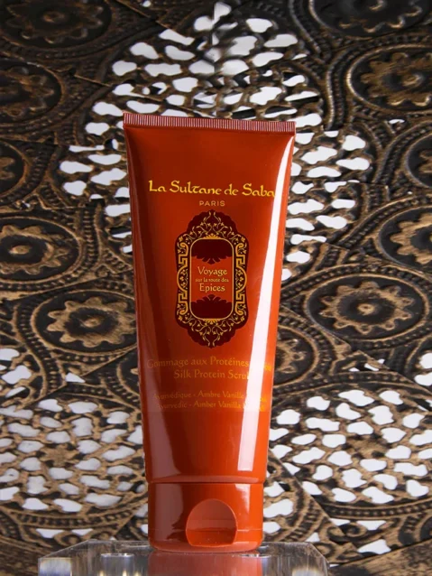 LA SULTANE DE SABA ORIENTAL AYURVEDIC SCENTED SCRUB – GINTARAS, VANILĖ, PAČIULIS – ŠILKO BALTYMŲ KŪNO ŠVEITIKLIS 200G