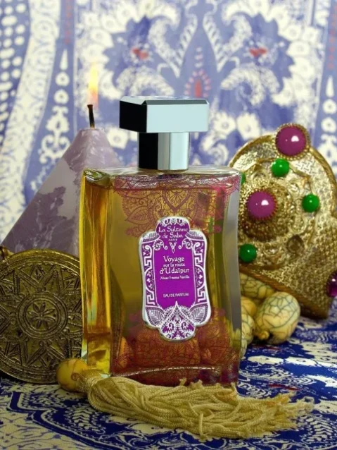 LA SULTANE DE SABA UDAIPUR PERFUME – MUSKUSAS, SMILKALAI, VANILĖ – KVEPALAI 100ML + DOVANA LA SULTANE DE SABA BRIDE’S DAY CREAM – ROŽĖ, PELARGONIJA – JAUNOSIOS BB KREMAS 50 ML